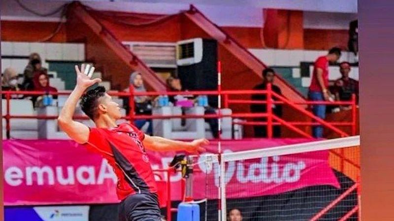 Dimas Saputra saat melakukan jumping smash