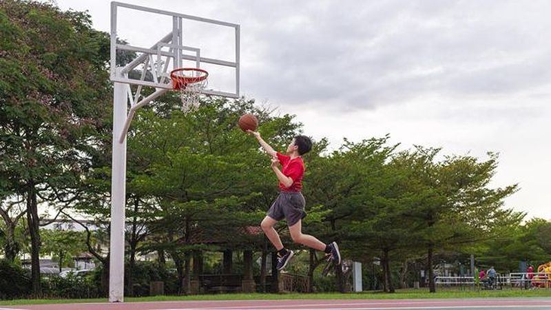 Gambar teknik menembak sambil melayang dalam basket (lay up)