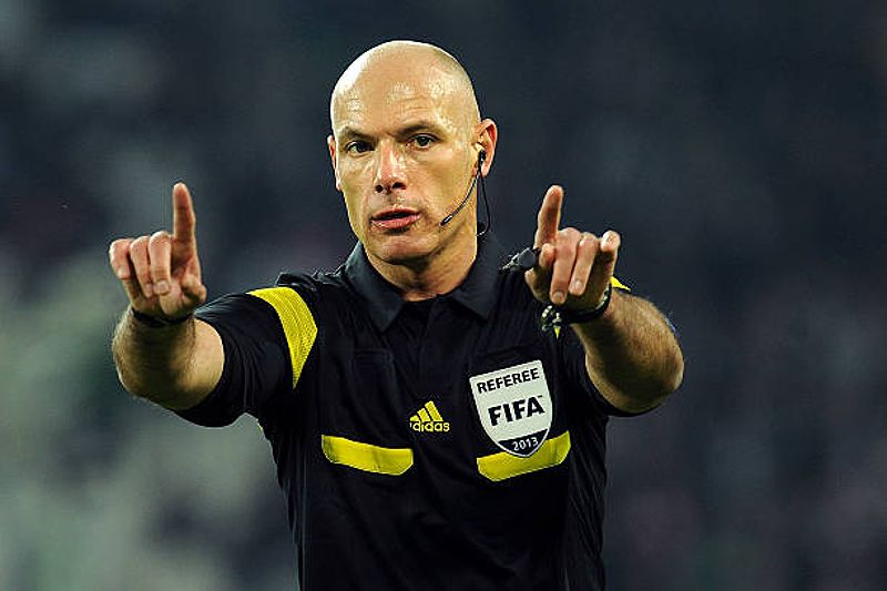 Howard Webb dalam pertandingan