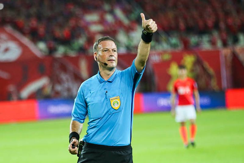 Mark Clattenburg dalam pertandingan