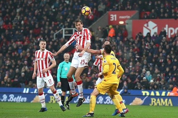 Virgil van Dijk dalam duel udara