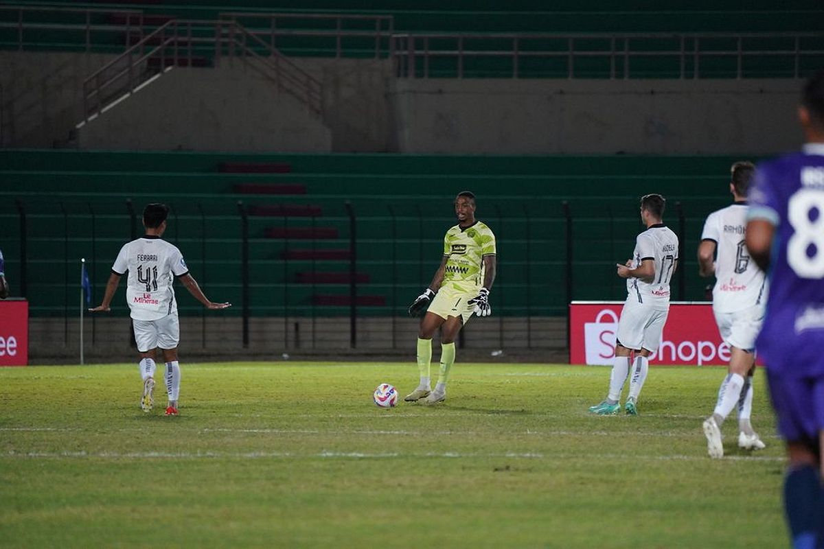 Aksi kiper Persija Jakarta