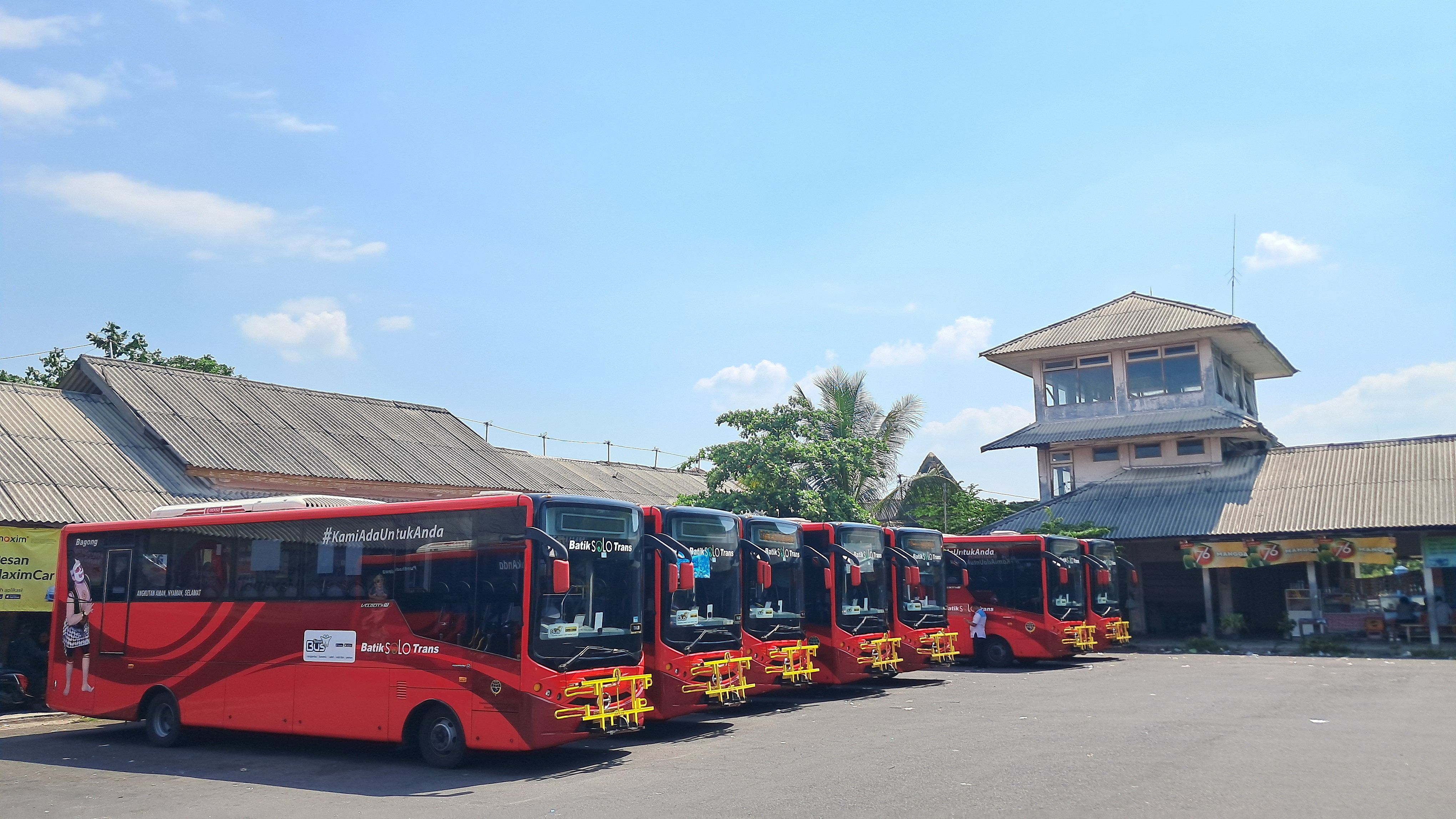 Anak muda berlatih basket