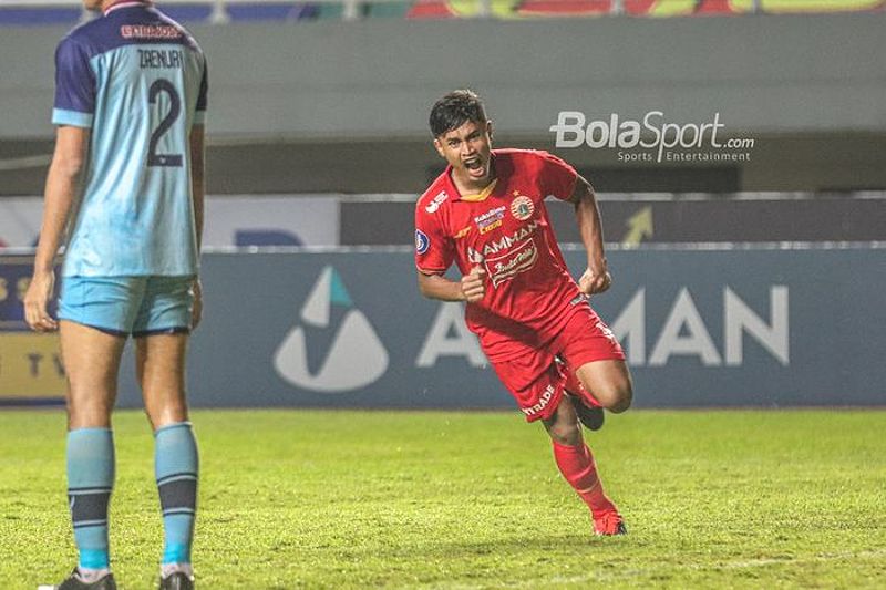 Bek PSIS Semarang, Alfeandra Dewangga Santosa, sedang menguasai bola dalam laga Liga 1 2021 di Stadion Madya, Jakarta.