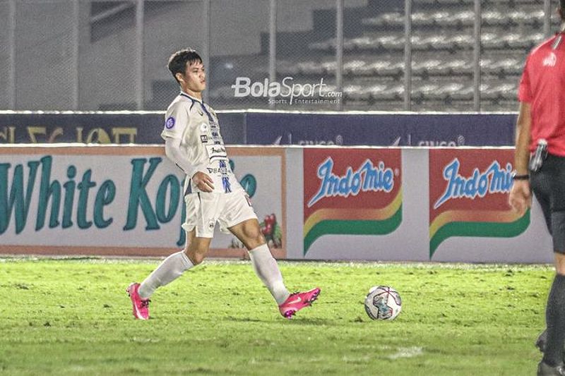 Bek PSS Sleman, Bagus Nirwanto, sedang mengawal pergerakan pemain sayap kanan Madura United, Ronaldo Kwateh, dalam laga Liga 1 2021 di Stadion Madya, Jakarta.