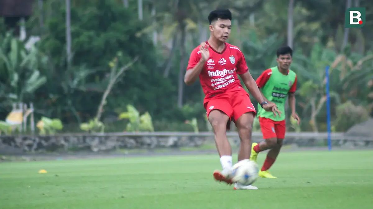 Bek tengah Bali United, Kadek Arel Priyatna, berlatih bersama tim di Training Center Bali United.