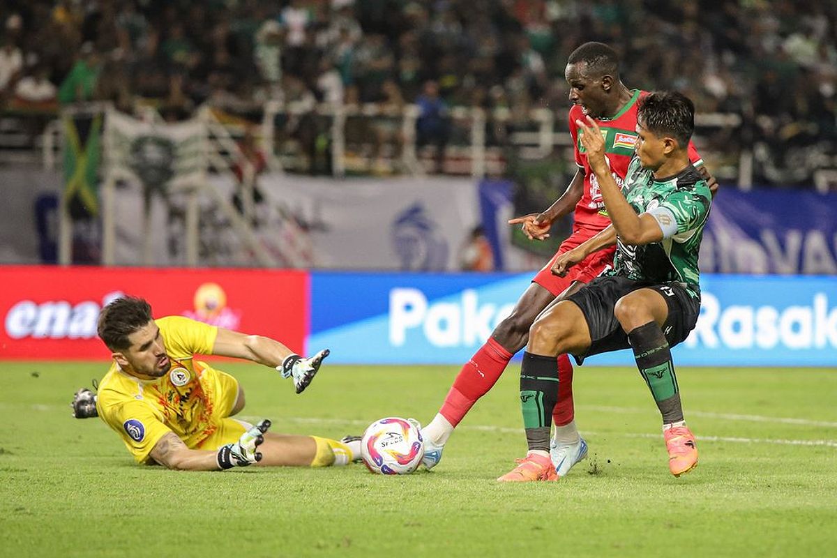 Kiper Persebaya Surabaya dalam pertandingan