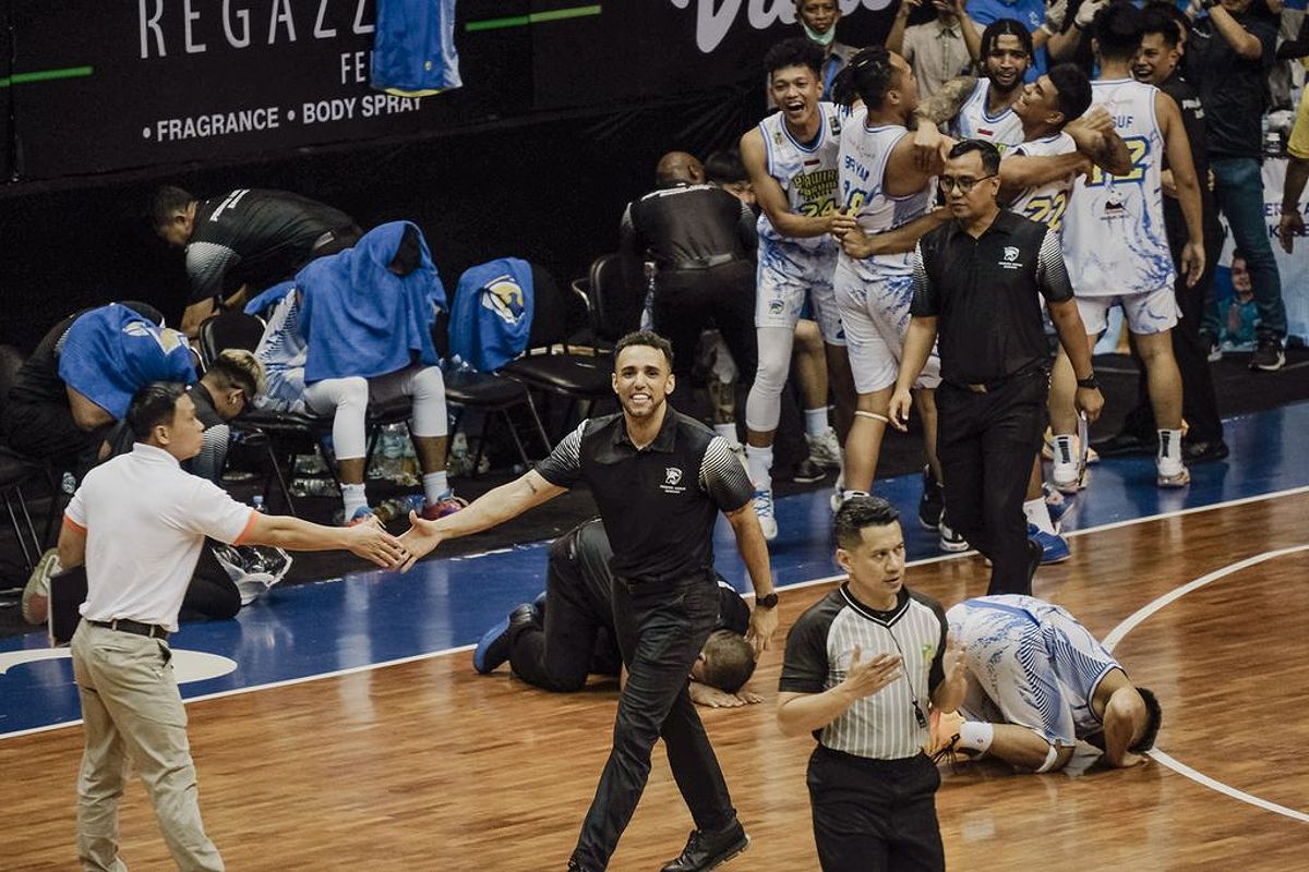 Pelatih Prawira Harum Bandung David Singleton bersalaman dengan asisten pelatih Pelita Jaya Bakrie Jakarta Ricky Lesmana setelah gim 2 final berakhir di C-Tra Arena, Bandung