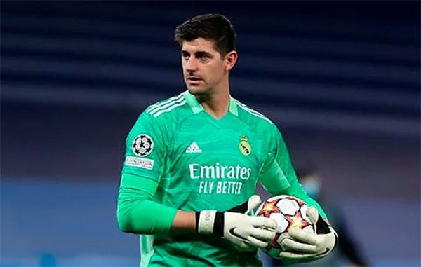 Thibaut Courtois saat melakukan penyelamatan