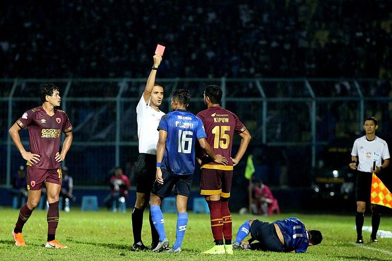 Thoriq Alkatiri memberikan kartu merah kepada pemain PSM Makassar.